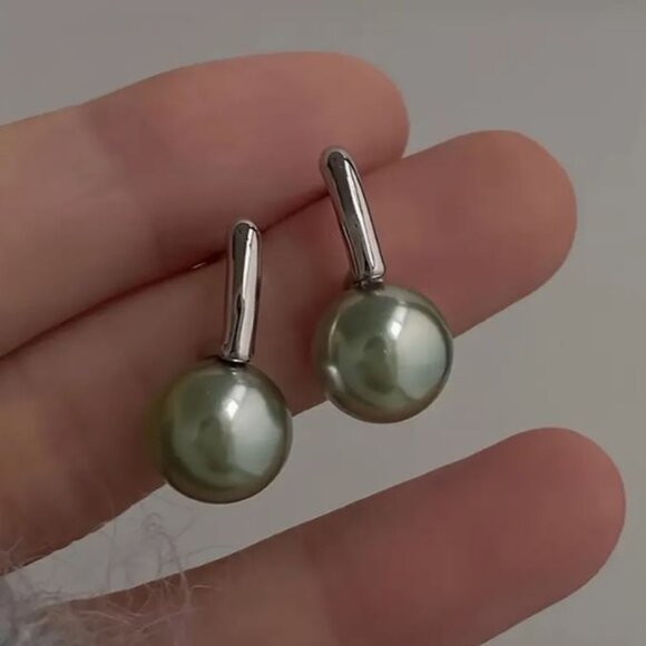 NEW Martine Minimalist Gray Tahitian Pearl Silver Drop Earrings - Picture 2 of 3